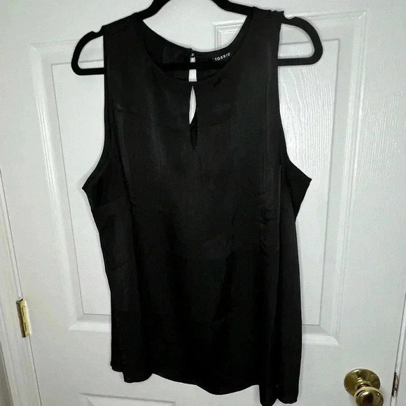 ☘️ NWOT Torrid Shiny Crinkle Gauze Keyhole Swing Tank, Size 2x (18/20), Black - Picture 3 of 6